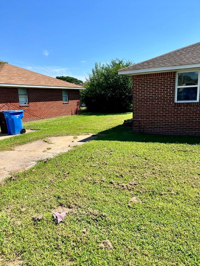 Building Photo - Newly Renovated 2 Bedroom 1 Bathroom Duple...