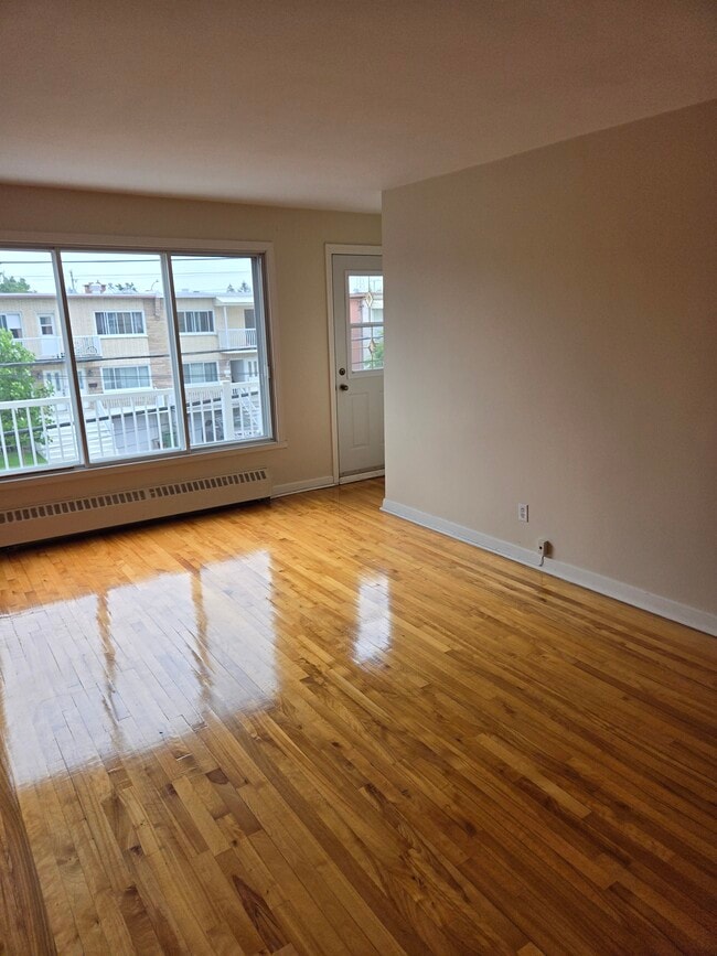 living room - 11582 Rue De Saint-Réal