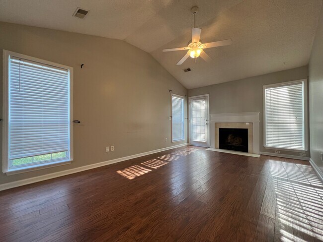 Foto del edificio - 130 Stonehurst Dr