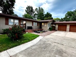 Building Photo - 2742 S Stewart Ave