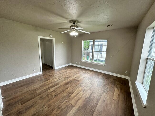 Building Photo - 2bed/2bath Home Available in OKC!