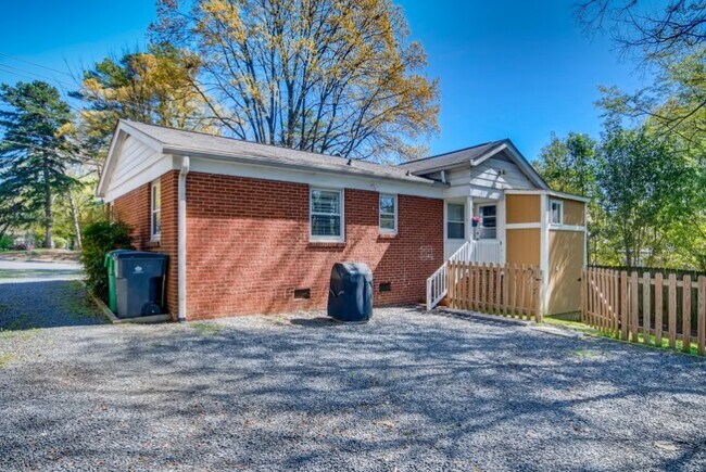 Building Photo - 524 E Woodlawn Rd