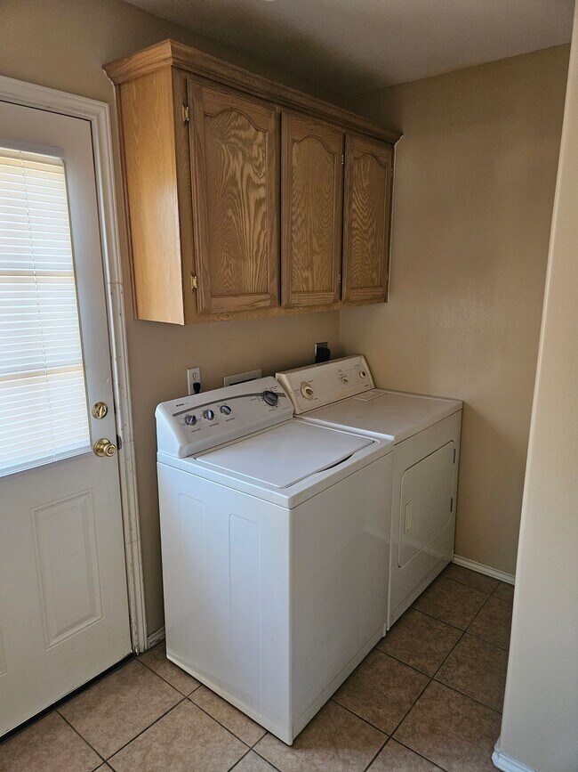 Building Photo - 904 S Palm Dr