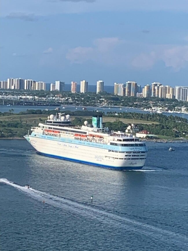 Foto del edificio - 5600 N Flagler Dr