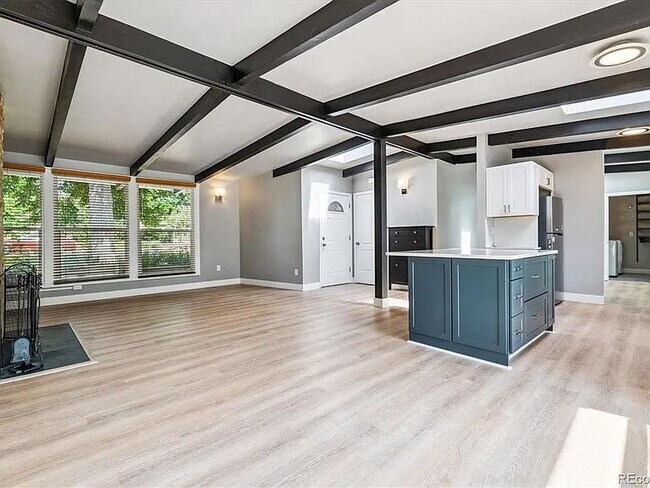 Foto del edificio - Quiet, Tree-Shaded Mid-Mod Steps to Downto...