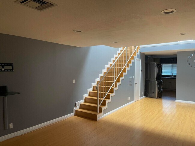 Foto del edificio - 7300 Lennox Ave