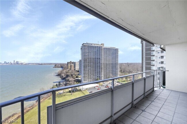 Foto del edificio - 12900 Lake Ave