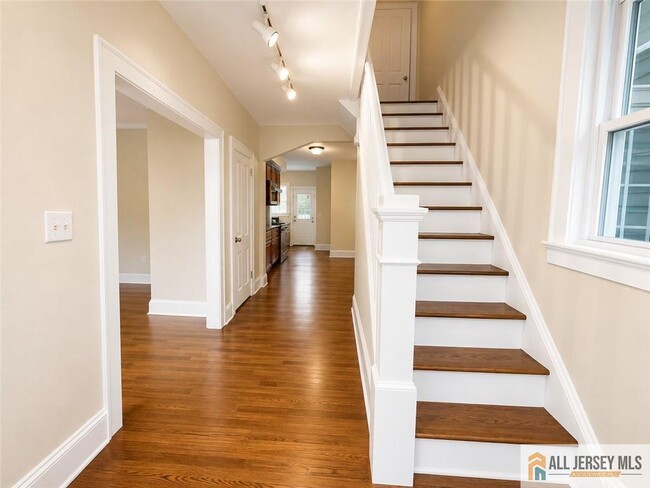 Building Photo - 161 Nichol Ave