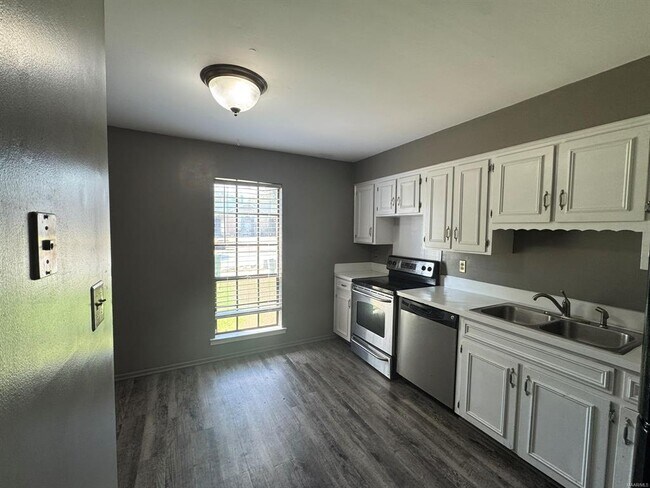 Foto del edificio - 578 Hollow Wood Rd