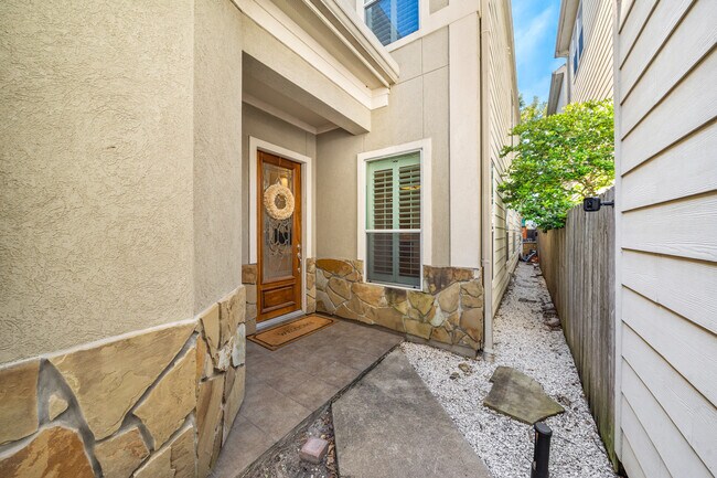 dog run / gated front porch area - 6113 Maxie St