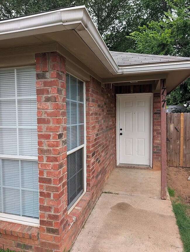 Building Photo - 1707 Tina Marie Rd