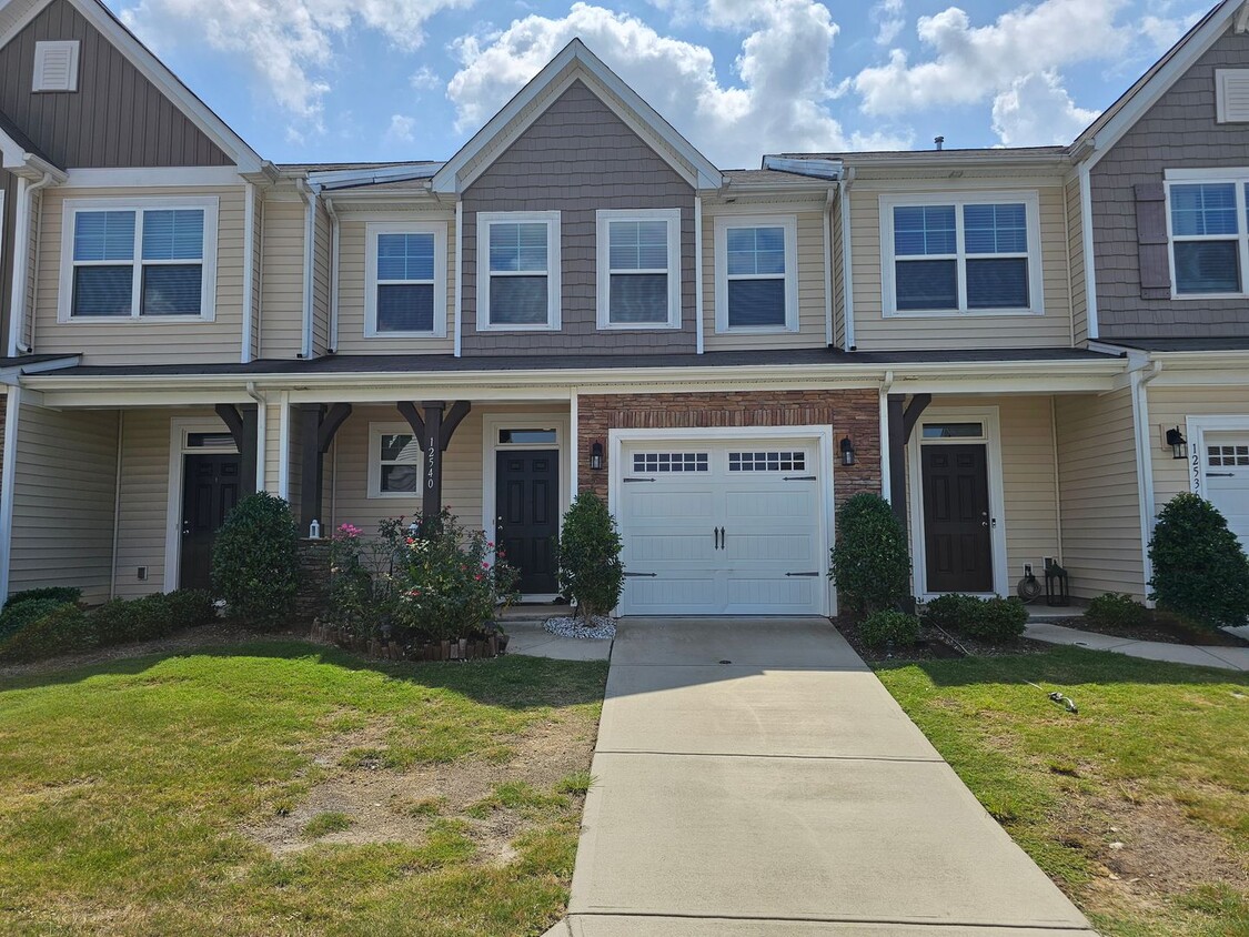 Foto principal - Well Maintained Large townhome in Steele C...