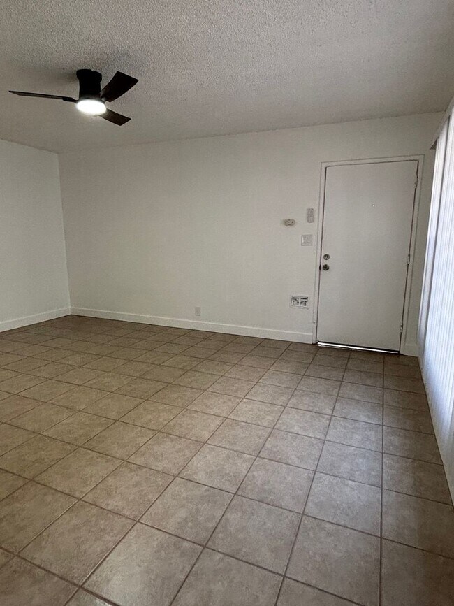 Building Photo - Charming 2 Bedroom Long Beach Apartment - Close to PCH!