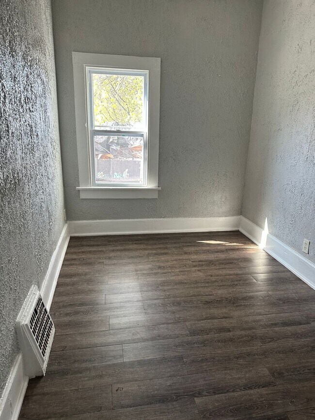 Building Photo - 2-bedroom single family