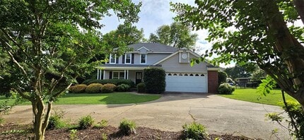 Building Photo - 210 Sweetbriar Ln