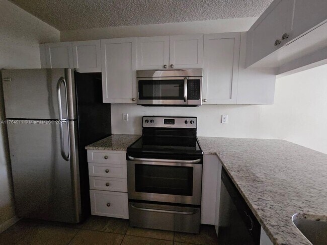 Foto del edificio - 22203 Glenmoor Dr