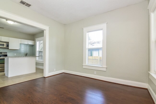 Building Photo - Now Leasing Charming 4BR 2BA Tampa Bungalow!