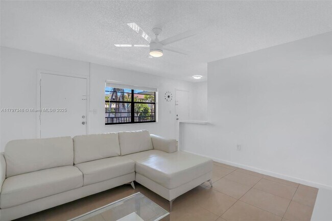 Foto del edificio - 4590 SW 67th Ave