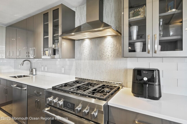 Building Photo - 675 Ocean Ave N