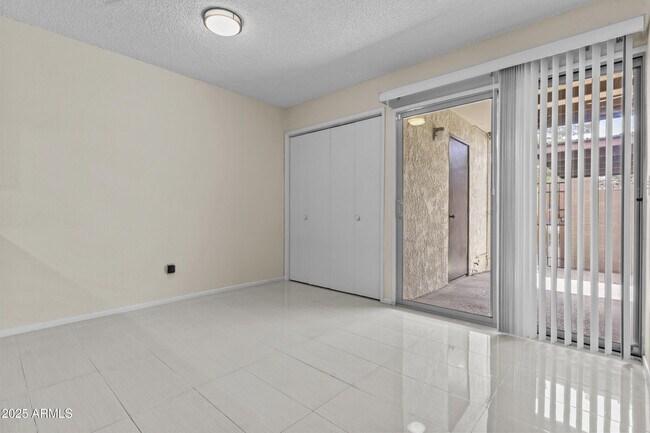 Foto del edificio - 1725 N Miller Rd