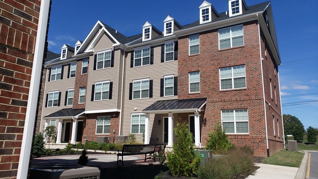 Foto principal - 702 Pony Ln