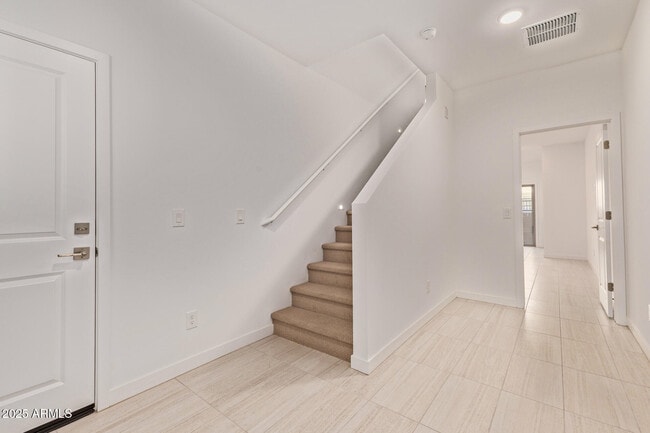 Building Photo - 2820 W White Feather Ln