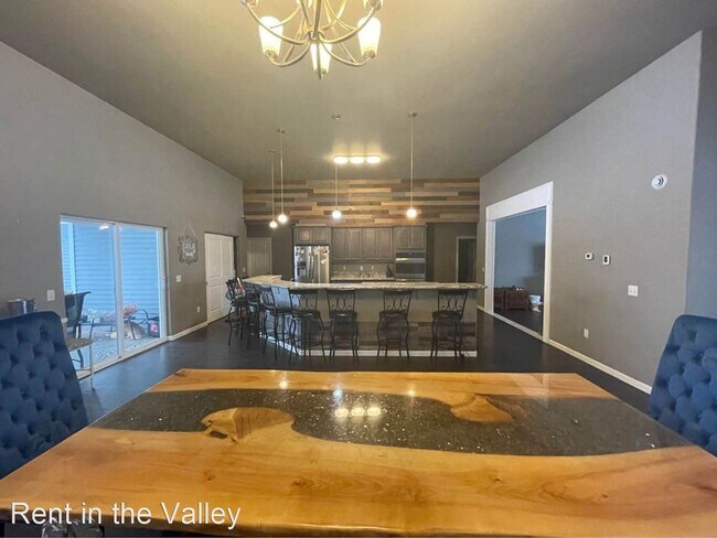 Building Photo - 4 br, 3 bath House - 4691 E. Crane Rd.