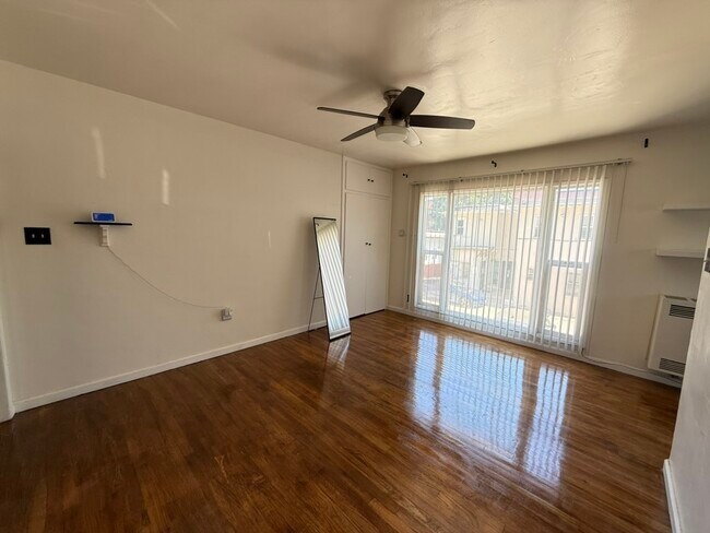 Foto del edificio - 1327 N Orange Dr