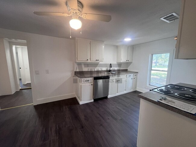 Building Photo - Remodeled 3 bedroom3 bathroom house