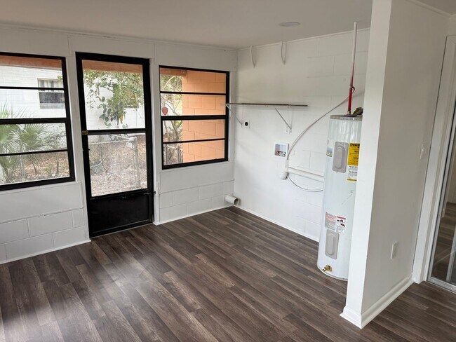 Foto del edificio - Water View - Remodeled 4 bedroom and 2 bath -  Sunroom