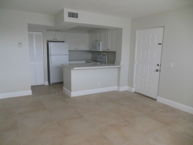 Building Photo - ONE BEDROOM ONE BATHROOM!! Waterfront Comm...