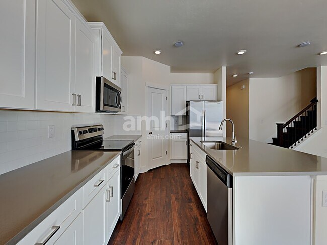 Building Photo - 749 S Rocker Ave