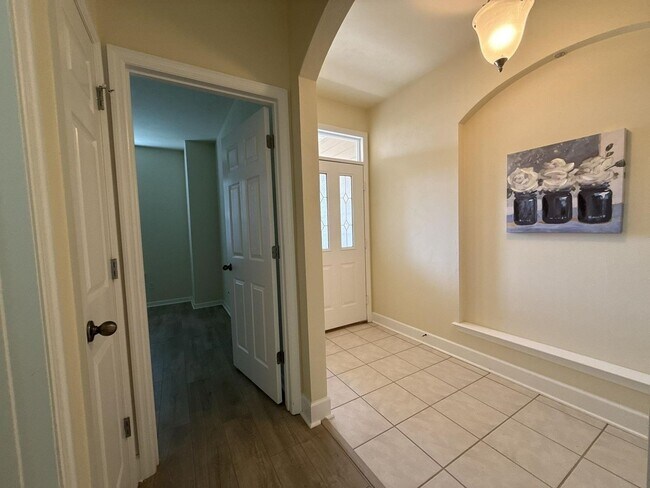 Foto del edificio - Beautiful 3 bedroom town home with wood fl...