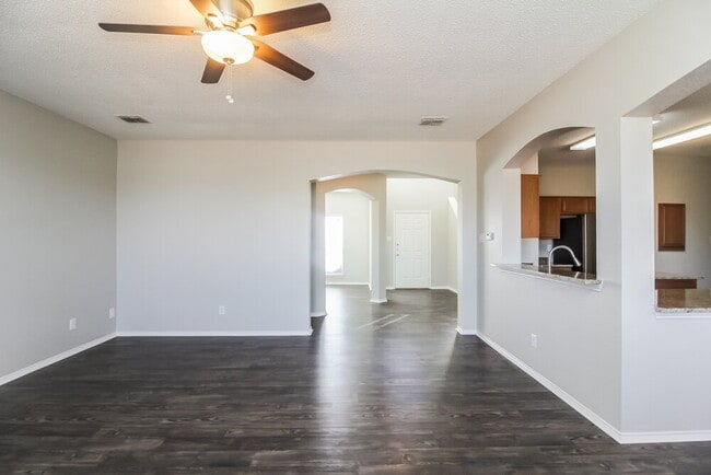 Building Photo - 505 Summertree Ln