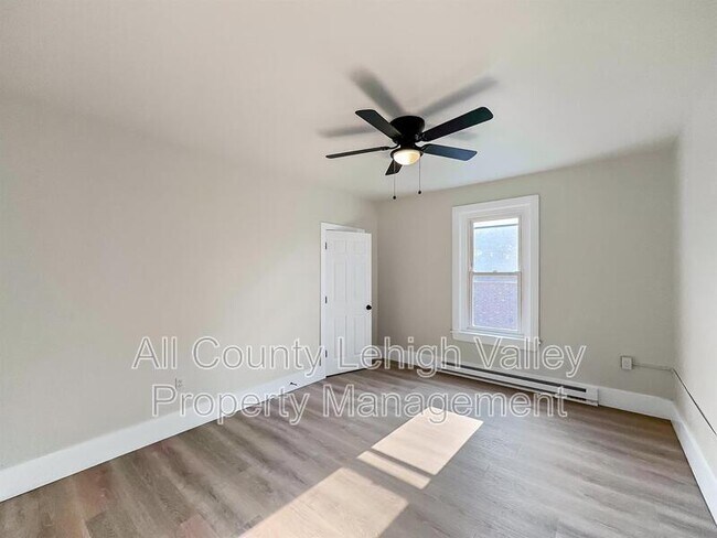 Building Photo - 122 E Goepp St