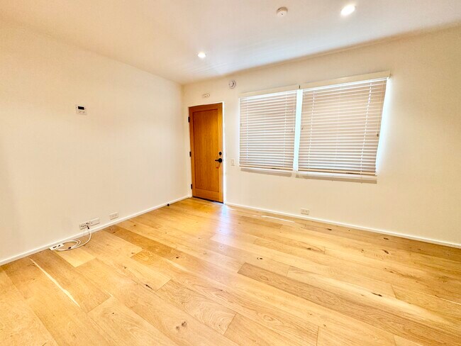 Foto del edificio - 2403 S Centinela Ave