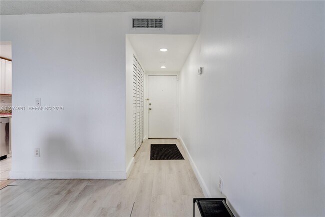 Foto del edificio - 2350 NE 135th St