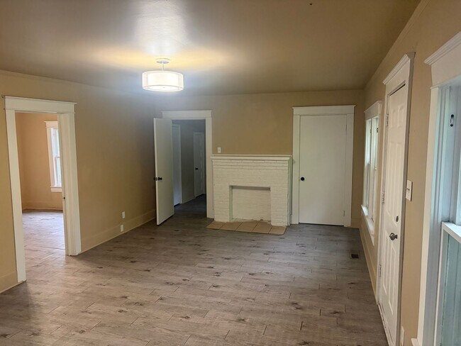 Building Photo - 4 Bedroom and 2 Bathroom House