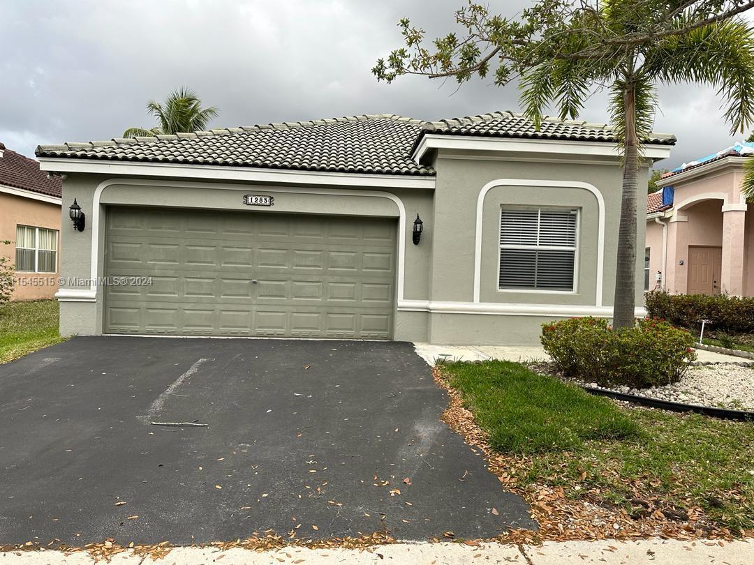 Primary Photo - 1283 Chinaberry Dr