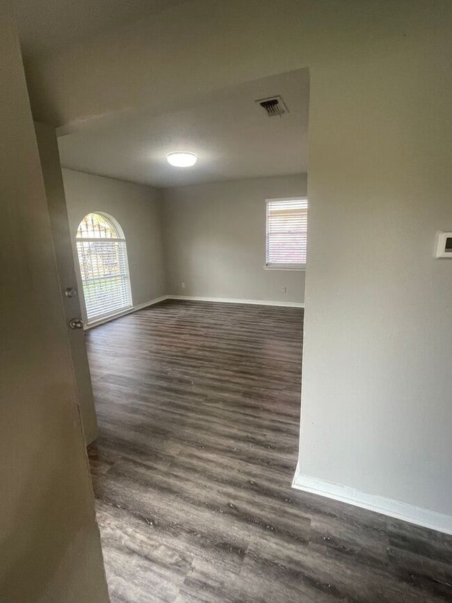 Building Photo - Great size 2 Bedrooms Duplex for rent in I...