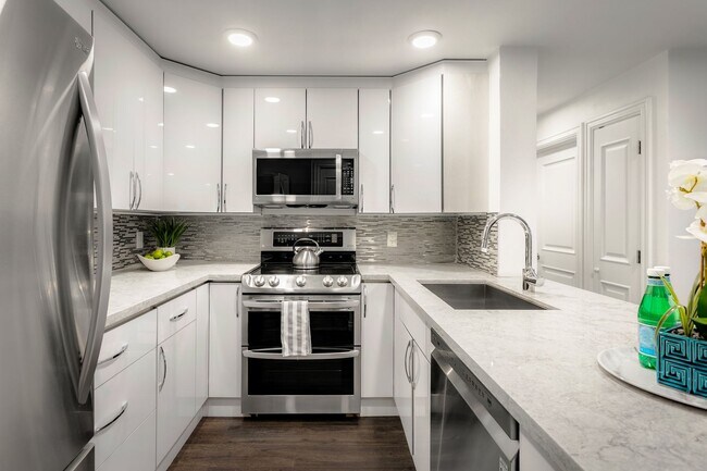 Foto del edificio - Spacious Condo on Main St. Bellevue!!