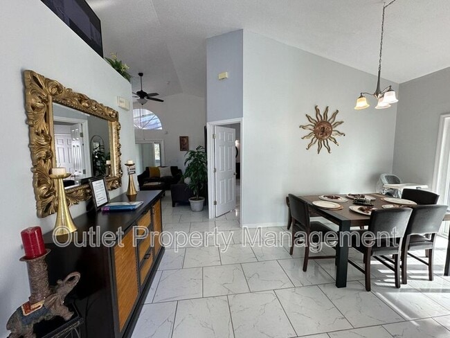 Foto del edificio - 645 Majesty Dr