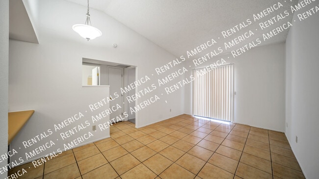 Building Photo - 1366 N Riverview Blvd