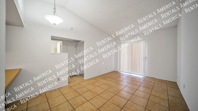 Foto del edificio - 1366 N Riverview Blvd