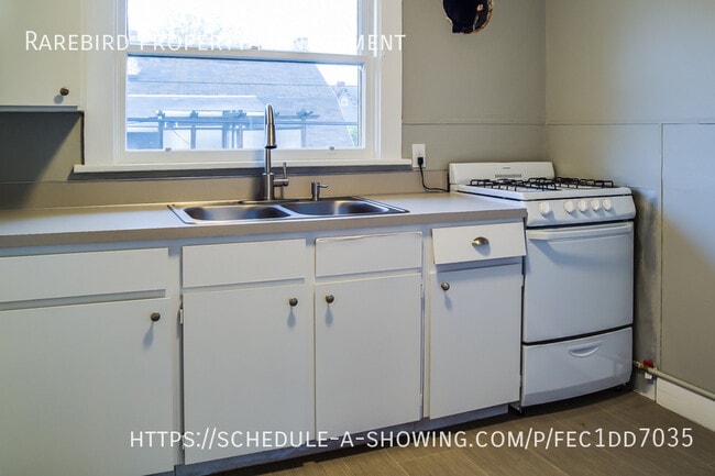 Building Photo - Stunning 1bd/1bath upstairs unit in N Port...