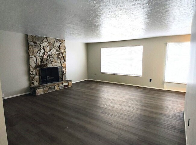 Foto del edificio - Remodeled 4 Bd 3 Ba Home in Cottonwood Hei...