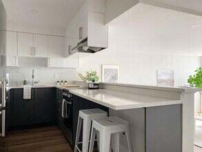 Building Photo - 2121 Saint-Mathieu