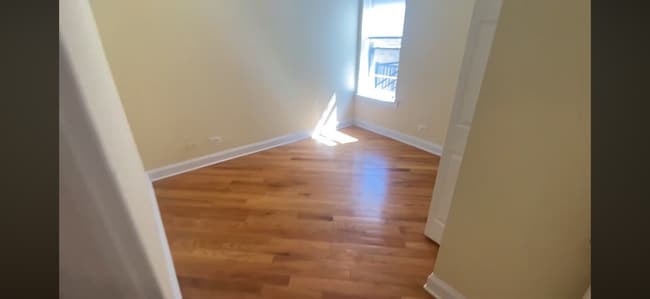 Building Photo - 6949 N Oakley Ave