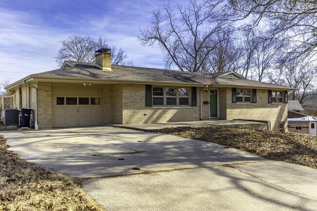 Building Photo - 340 Crown Point