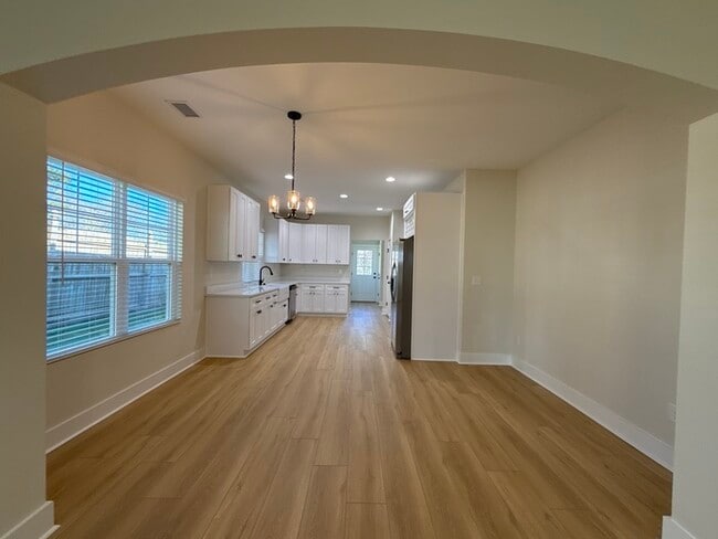 Building Photo - 573 Reid St